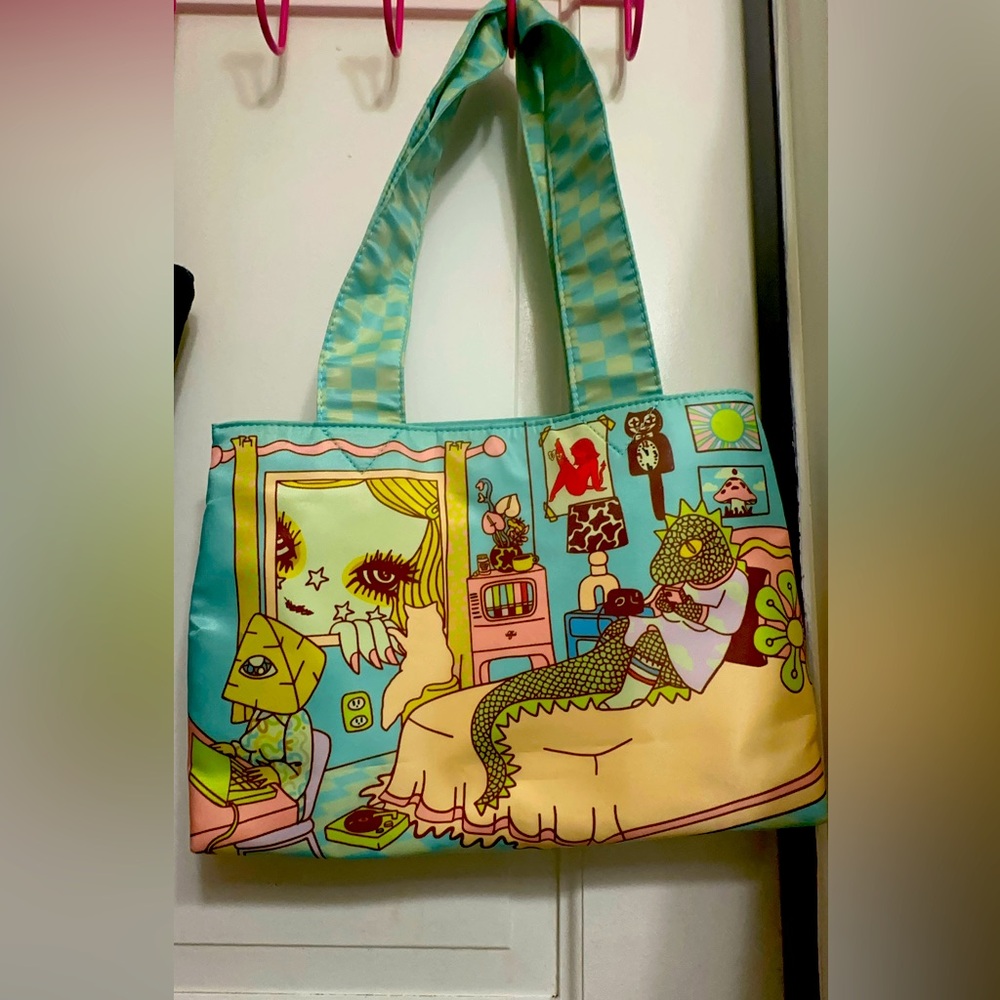 Valfre Lizard in bedroom purse
